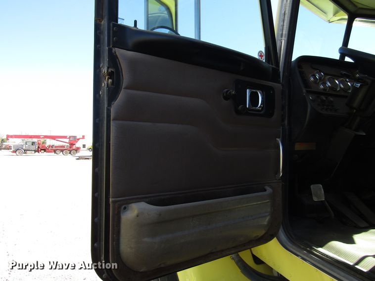 image for item DG6708 2006 Peterbilt 357 winch truck