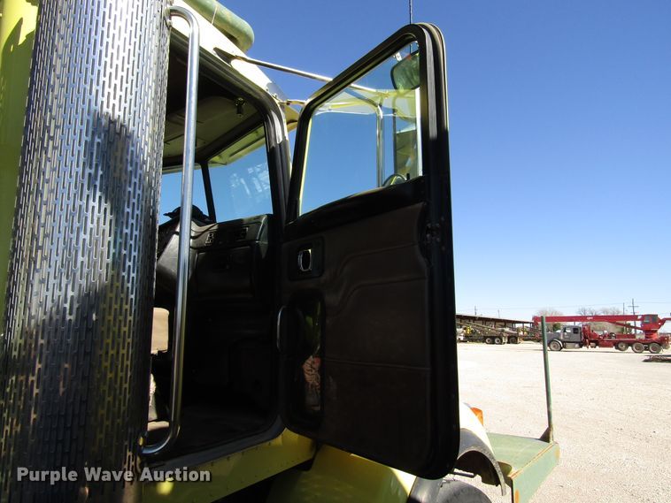 image for item DG6708 2006 Peterbilt 357 winch truck