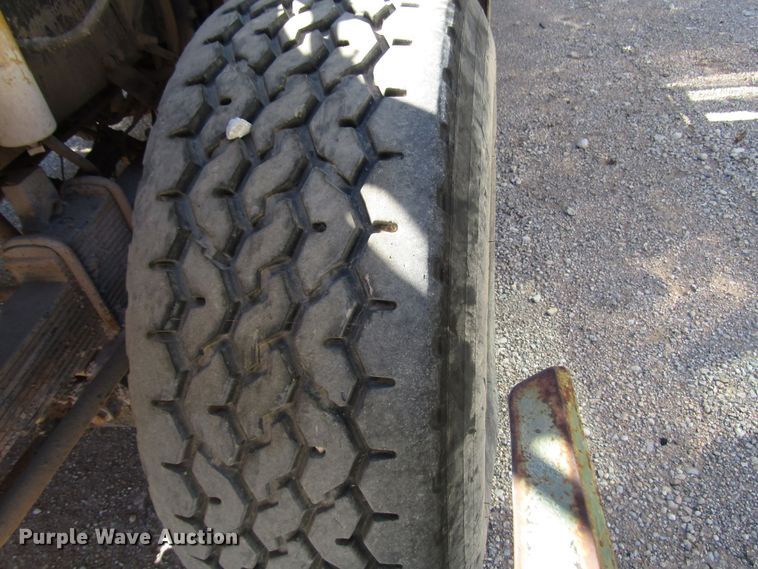 image for item DG6708 2006 Peterbilt 357 winch truck