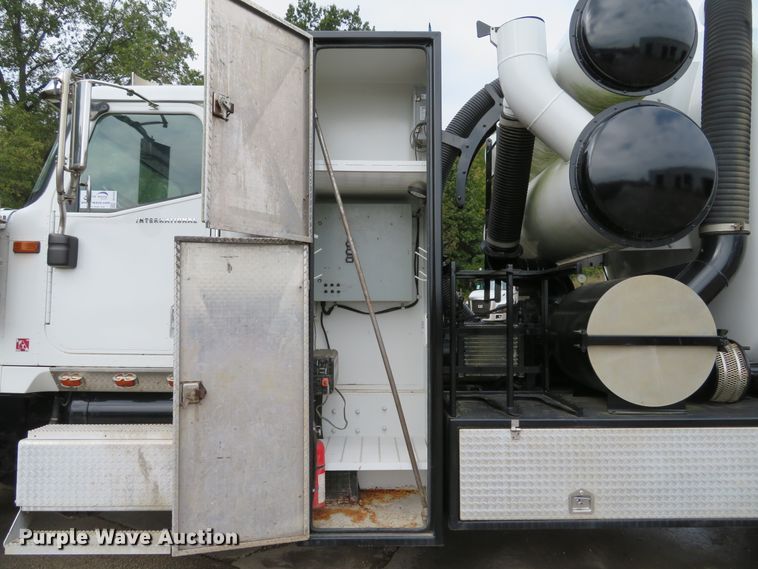 image for item DH1625 2004 International 5900i hydrovac truck