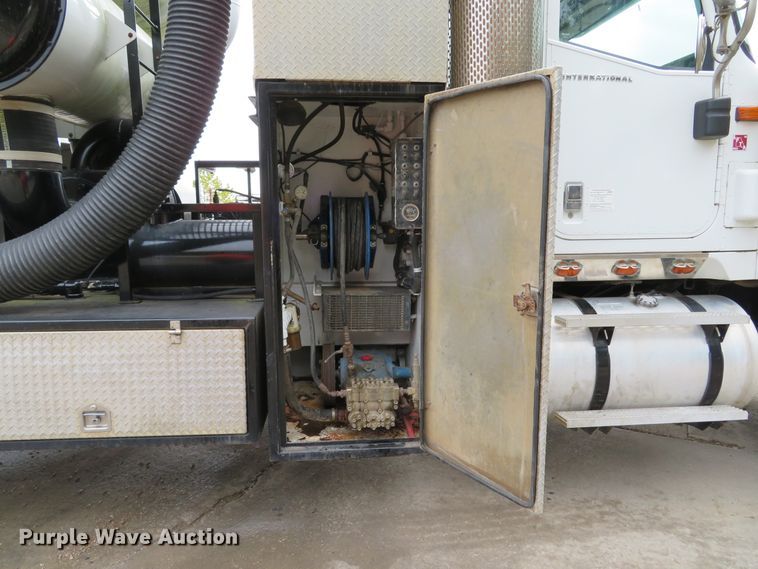 image for item DH1625 2004 International 5900i hydrovac truck