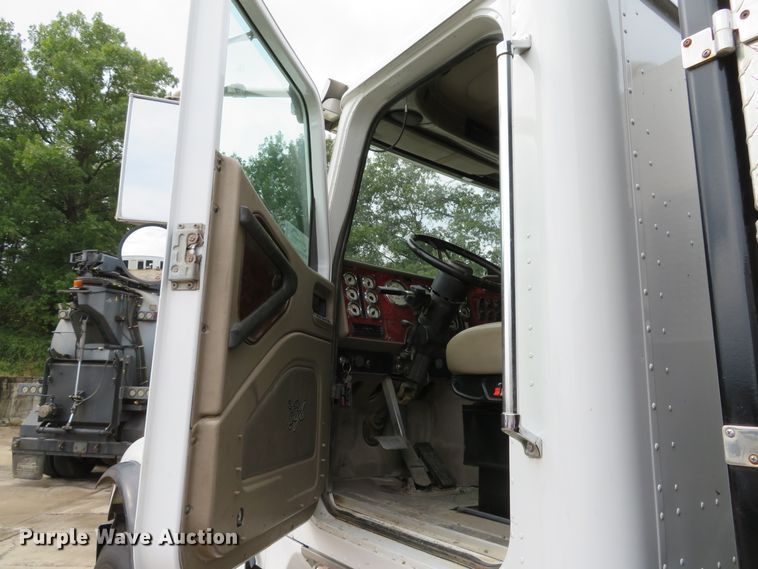 image for item DH1625 2004 International 5900i hydrovac truck