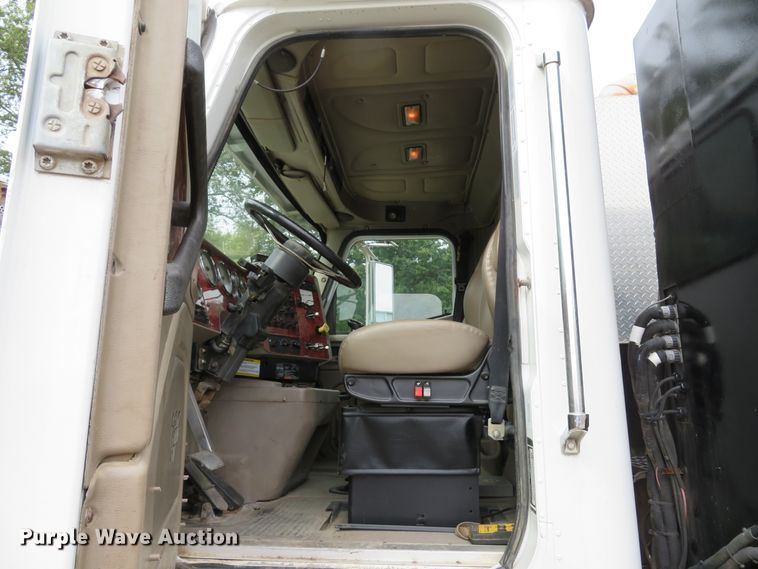 image for item DH1625 2004 International 5900i hydrovac truck