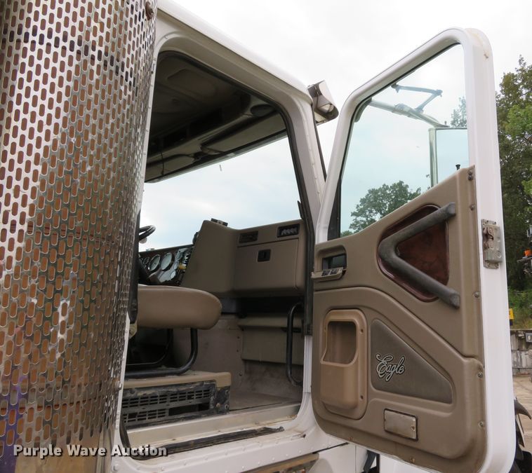 image for item DH1625 2004 International 5900i hydrovac truck