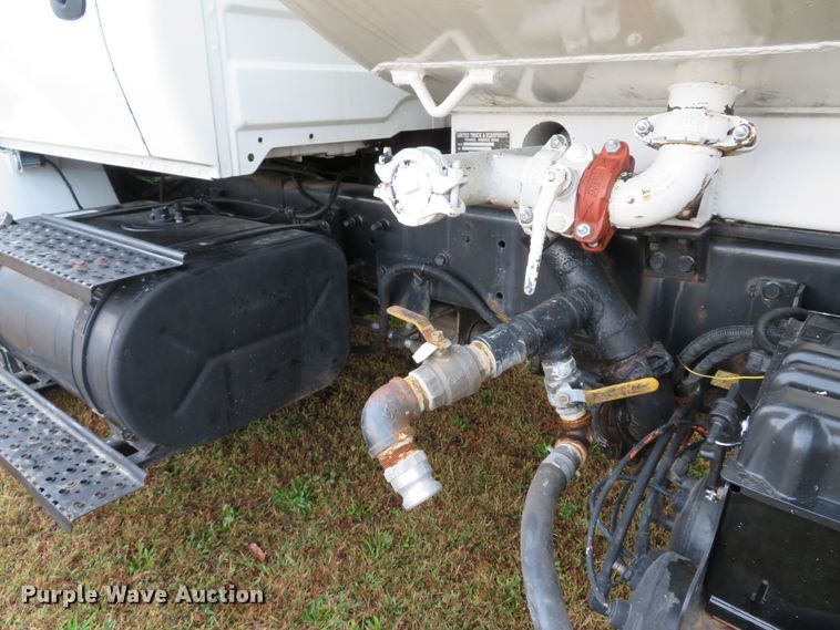 image for item DH1626 2006 International 4400 tank truck