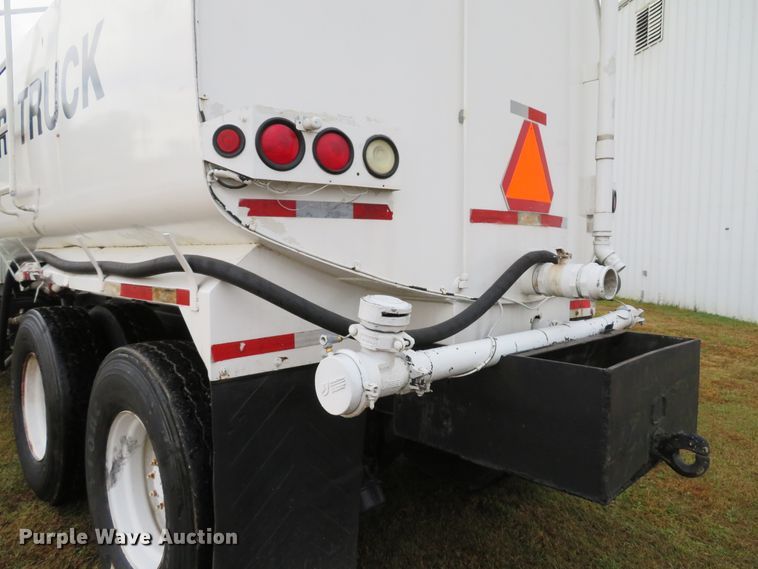 image for item DH1626 2006 International 4400 tank truck