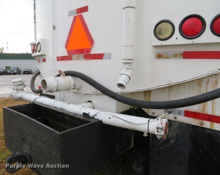 image for item DH1626 2006 International 4400 tank truck