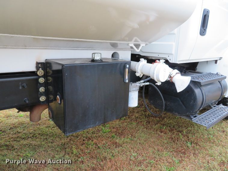 image for item DH1626 2006 International 4400 tank truck