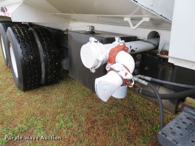 image for item DH1626 2006 International 4400 tank truck