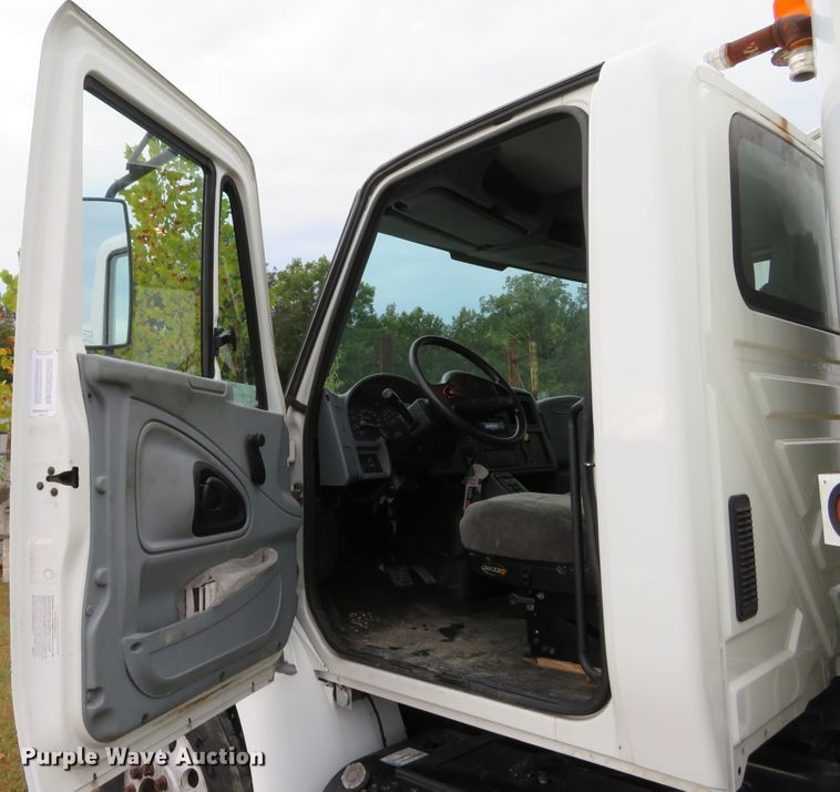 image for item DH1626 2006 International 4400 tank truck