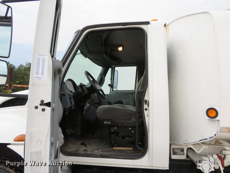 image for item DH1626 2006 International 4400 tank truck