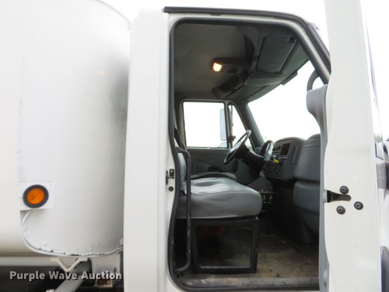 image for item DH1626 2006 International 4400 tank truck