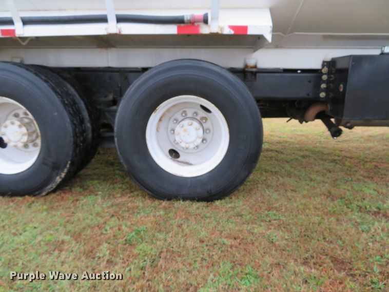 image for item DH1626 2006 International 4400 tank truck