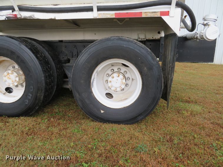 image for item DH1626 2006 International 4400 tank truck