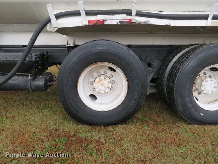 image for item DH1626 2006 International 4400 tank truck