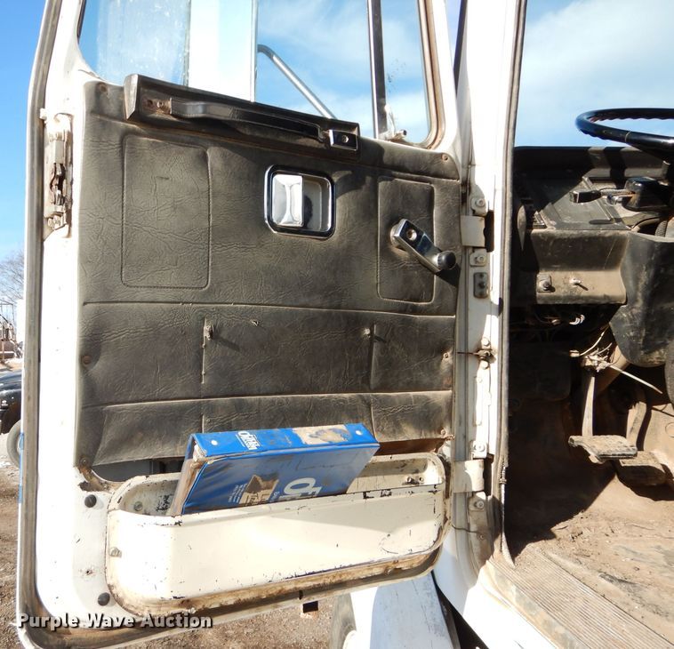 image for item DH2711 1994 White GMC WIA service truck