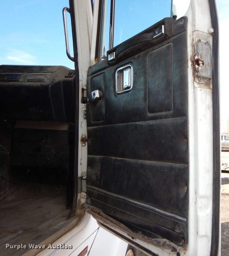 image for item DH2711 1994 White GMC WIA service truck