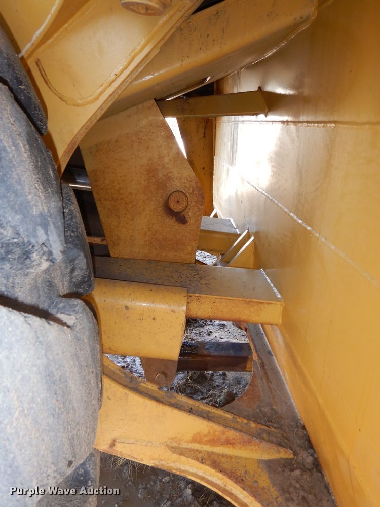 image for item DH2720 2003 Caterpillar 615C Series II elevating scraper