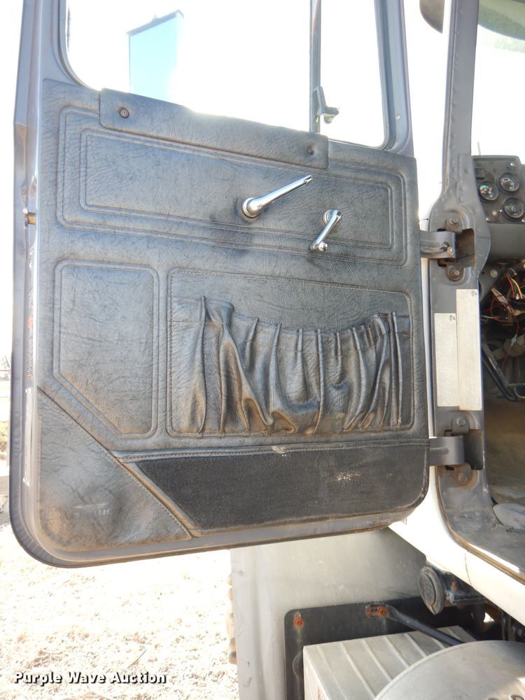 image for item DH4258 1998 Mack RD688S semi truck