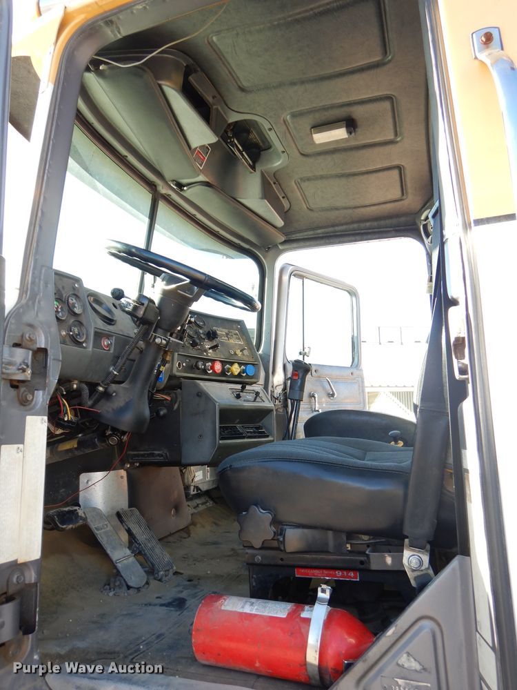 image for item DH4258 1998 Mack RD688S semi truck