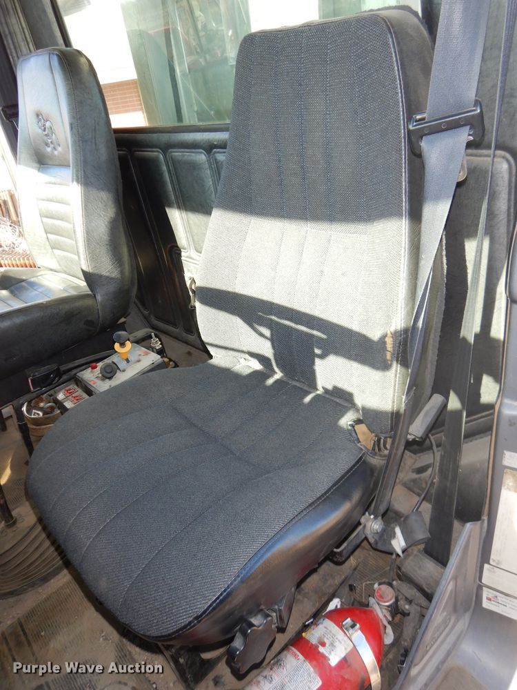 image for item DH4258 1998 Mack RD688S semi truck