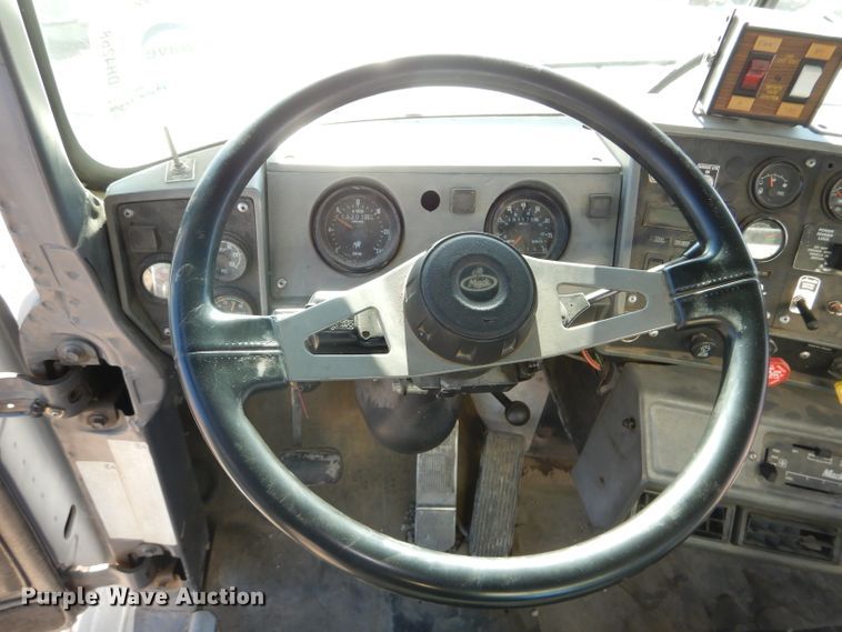 image for item DH4258 1998 Mack RD688S semi truck