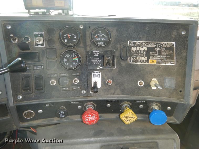 image for item DH4258 1998 Mack RD688S semi truck