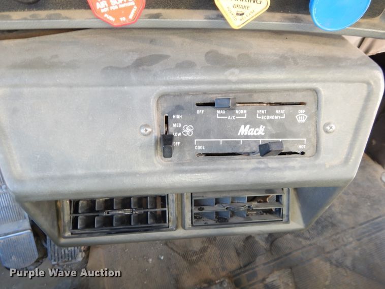 image for item DH4258 1998 Mack RD688S semi truck