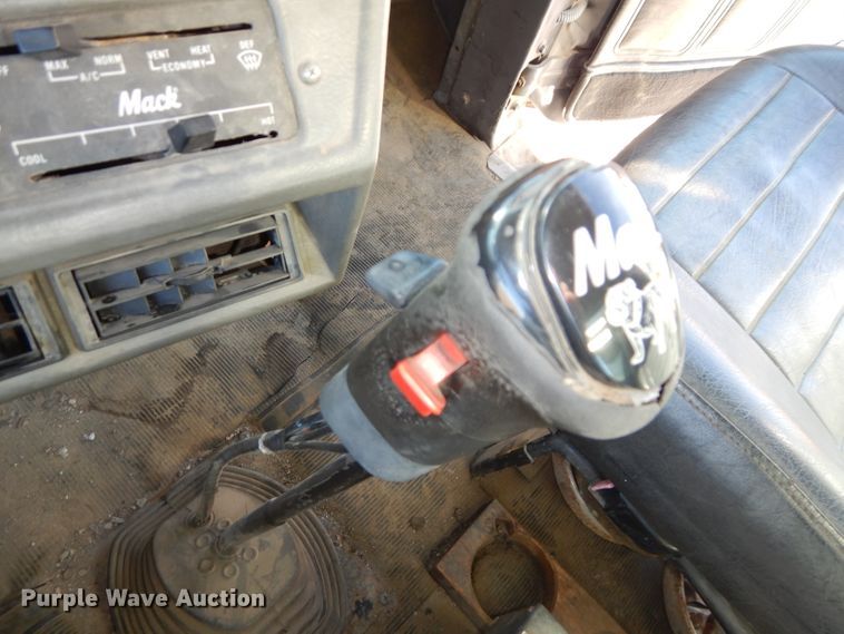 image for item DH4258 1998 Mack RD688S semi truck