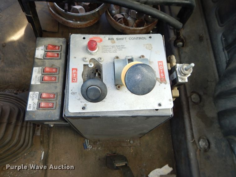 image for item DH4258 1998 Mack RD688S semi truck