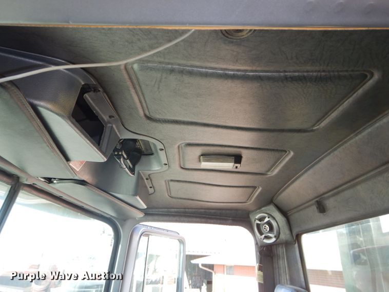 image for item DH4258 1998 Mack RD688S semi truck