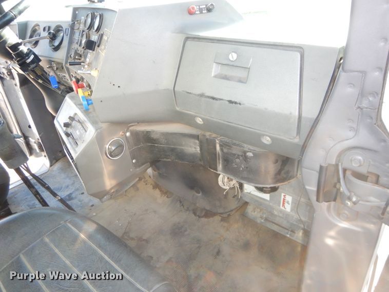 image for item DH4258 1998 Mack RD688S semi truck