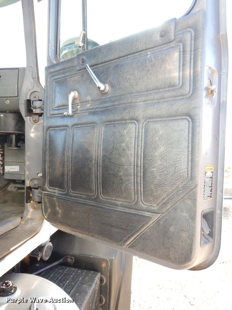 image for item DH4258 1998 Mack RD688S semi truck