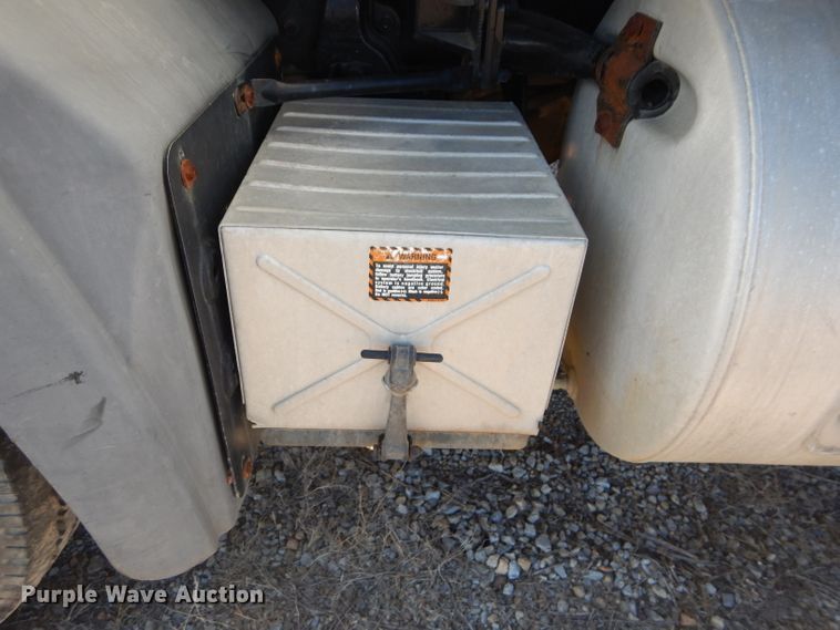 image for item DH4258 1998 Mack RD688S semi truck