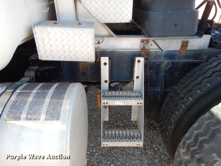 image for item DH4258 1998 Mack RD688S semi truck