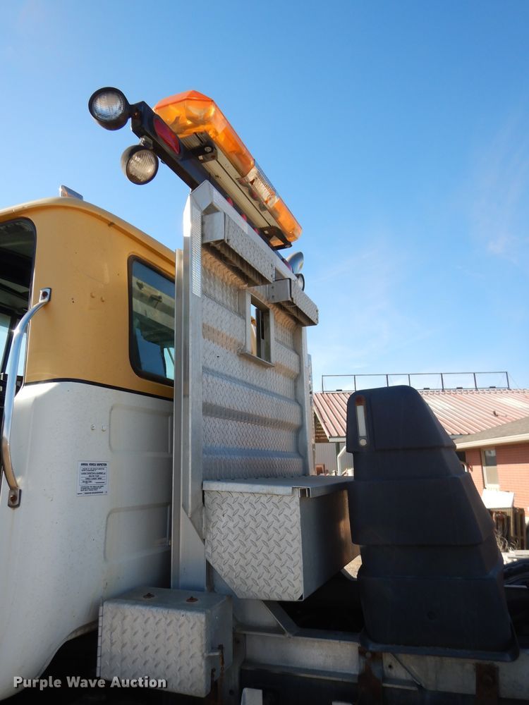 image for item DH4258 1998 Mack RD688S semi truck