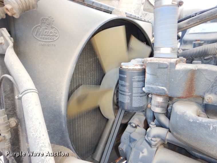 image for item DH4258 1998 Mack RD688S semi truck