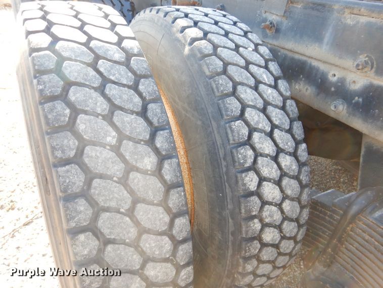 image for item DH4258 1998 Mack RD688S semi truck