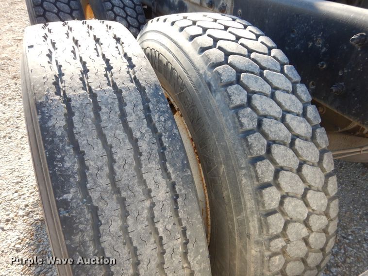 image for item DH4258 1998 Mack RD688S semi truck