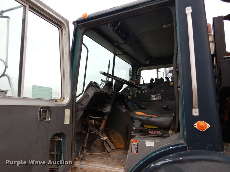 image for item DH5019 1993 Mack MR688S pump truck