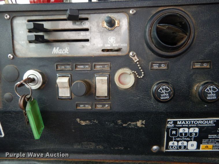 image for item DH5019 1993 Mack MR688S pump truck