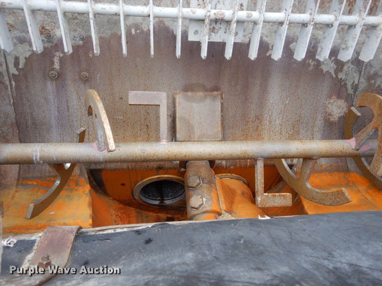 image for item DH5019 1993 Mack MR688S pump truck