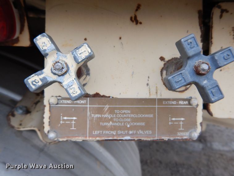 image for item DH5019 1993 Mack MR688S pump truck