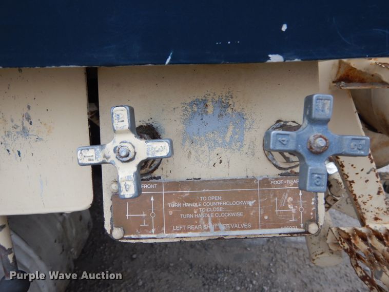 image for item DH5019 1993 Mack MR688S pump truck