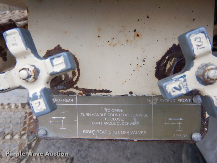 image for item DH5019 1993 Mack MR688S pump truck