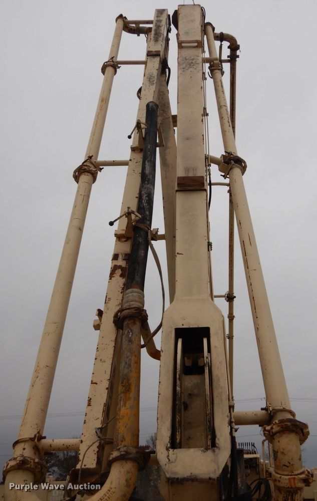 image for item DH5019 1993 Mack MR688S pump truck