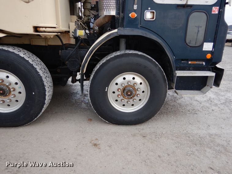 image for item DH5019 1993 Mack MR688S pump truck