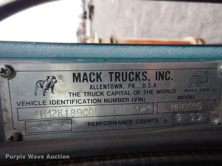 image for item DH5019 1993 Mack MR688S pump truck
