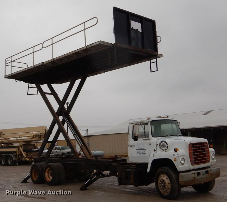 image for item DH5022 1980 Ford 8000 scissor lift truck