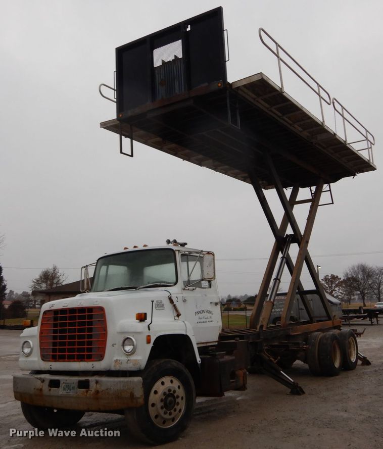 image for item DH5022 1980 Ford 8000 scissor lift truck